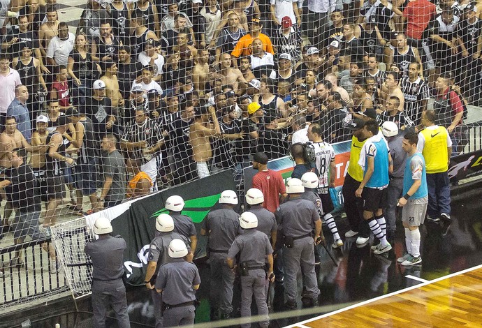 Confusão Corinthians x Orlandia Futsal (Foto: Rodrigo Gazzanel / Agência Estado)