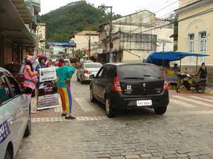 Os atores abordam os motoristas de forma irreverente (Foto: Ascom Bom Jardim/Divulgação) Os atores abordam os motoristas de forma irreverente (Foto: Ascom Bom Jardim/Divulgação)