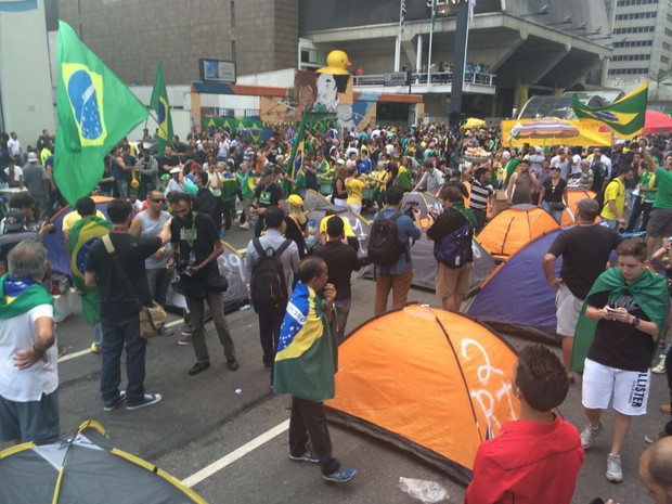 Manifestantes começam a montar barracas na Avenida Paulista, em São Paulo.  (Foto: Paula Paiva Paulo/G1g)