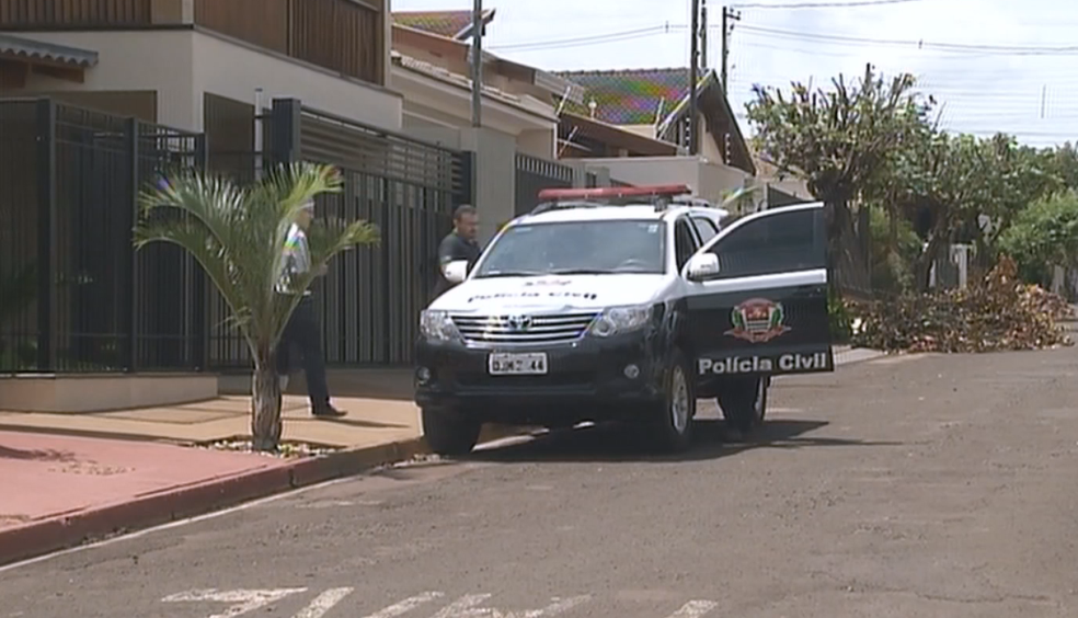 Polícia fez buscas nas casas de investigadas por desvio milionário (Foto: Reprodução/TV TEM)