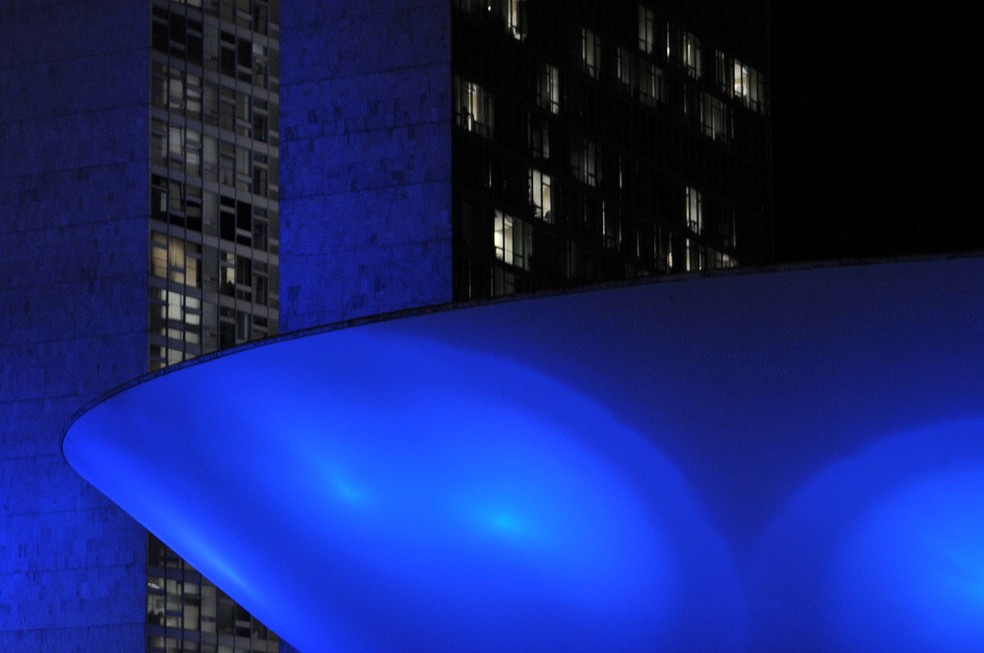 Congresso iluminado de azul (Foto: Nilson Carvalho/Agência Brasília)