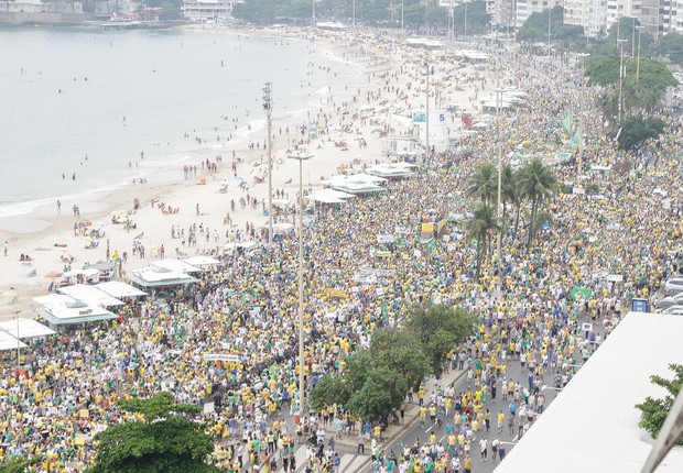 Manifestação contra o governo Dilma em Copacabana, no Rio de Janeiro (Foto: Rudy Trindade/Frame)