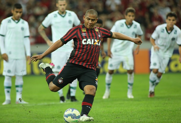 Walter cobra pênalti para marcar o segundo gol do Atlético-PR na vitória sobre o Goiás (Foto: Giuliano Gomes/PR PRESS)