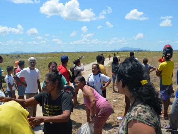 Fiscais e guardas civis fizeram a retirada das famílias da área (Foto: Neidiana Oliveira/G1)