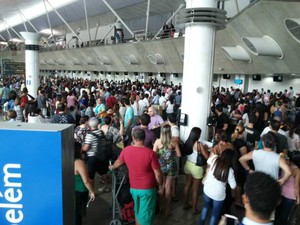 Passageiros lotaram o saguão do aeroporto. (Foto: Thatiana Nakashima/Arquivo pessoal)