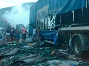 A carga de uma das carretas envolvidas no acidente foi saqueada (Foto: Reprodução/TV Sudoeste)