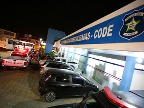 Um dos agentes penitenciários foi levado para o Code, na Mangabeiras (Foto: Jonathan Lins/G1)