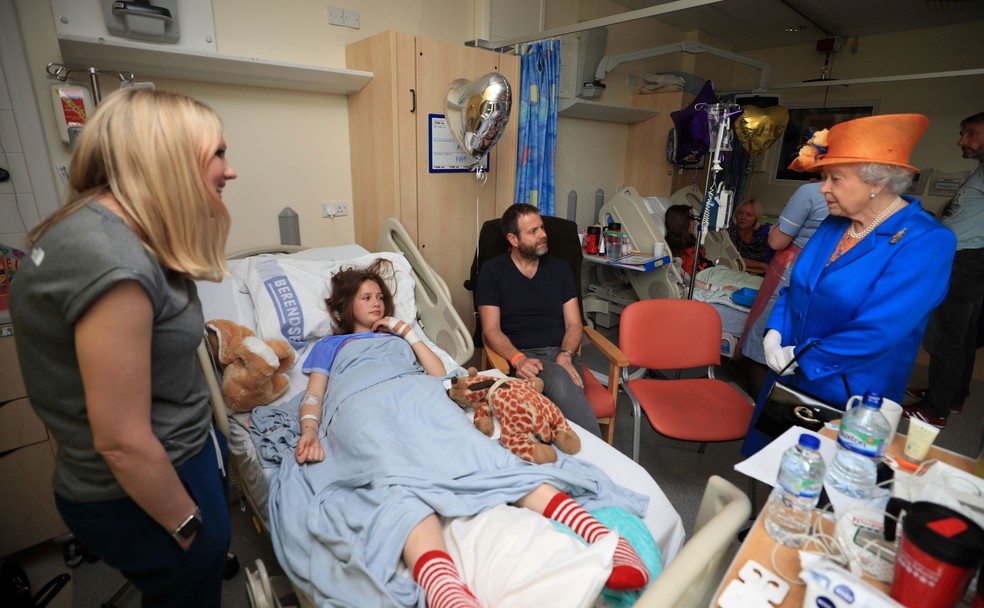 Rainha Elizabeth visitou feridos no ataque em hospital de Manchester, nesta quinta-feira (25) (Foto: Peter Byrne / Reuters )