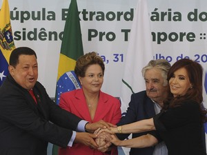 Os presidentes Chávez, Dilma, Mujica e Cristina Kircher posam para foto durante cúpula do Mercosul, em Brasília (Foto: Wilson Dias / Ag. Brasil)
