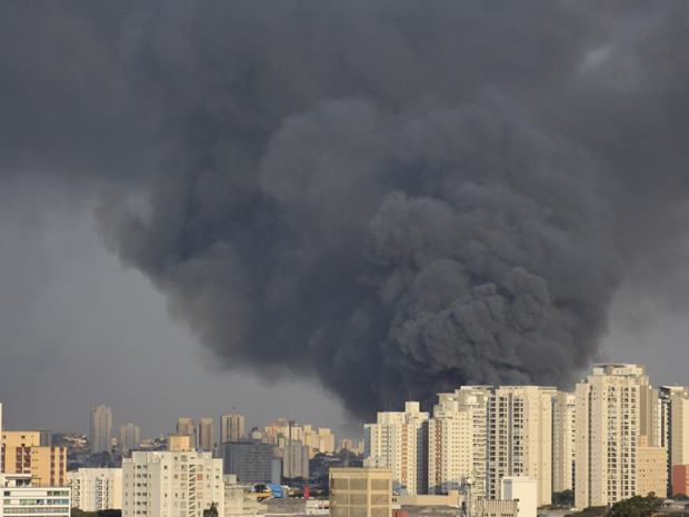 Fumaça gerada pelo incêndio na indústria têxtil pode ser observada de longa distância na capital (Foto: Cauê Patrício/VC no G1)