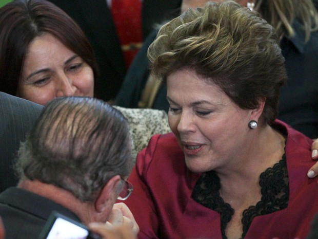 O deputado Paulo Maluf (PP-SP) e a presidente Dilma Rousseff, em evento no Palácio do Planalto nesta quarta (4) (Foto: Ed Ferreira/Agência Estado)