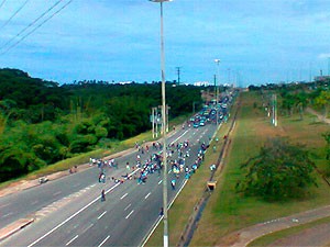 Protesto na Avenida Paralela, em Salvador (Foto: Lílian Marques/ G1)