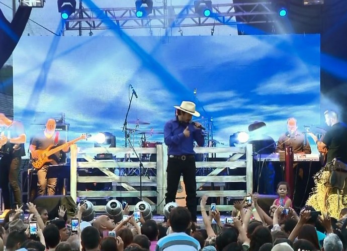 Edu Santa Fé fez show especial  em abertura da turnê "Raízes  do Brasil" em Itajubá (MG) (Foto: Reprodução EPTV)