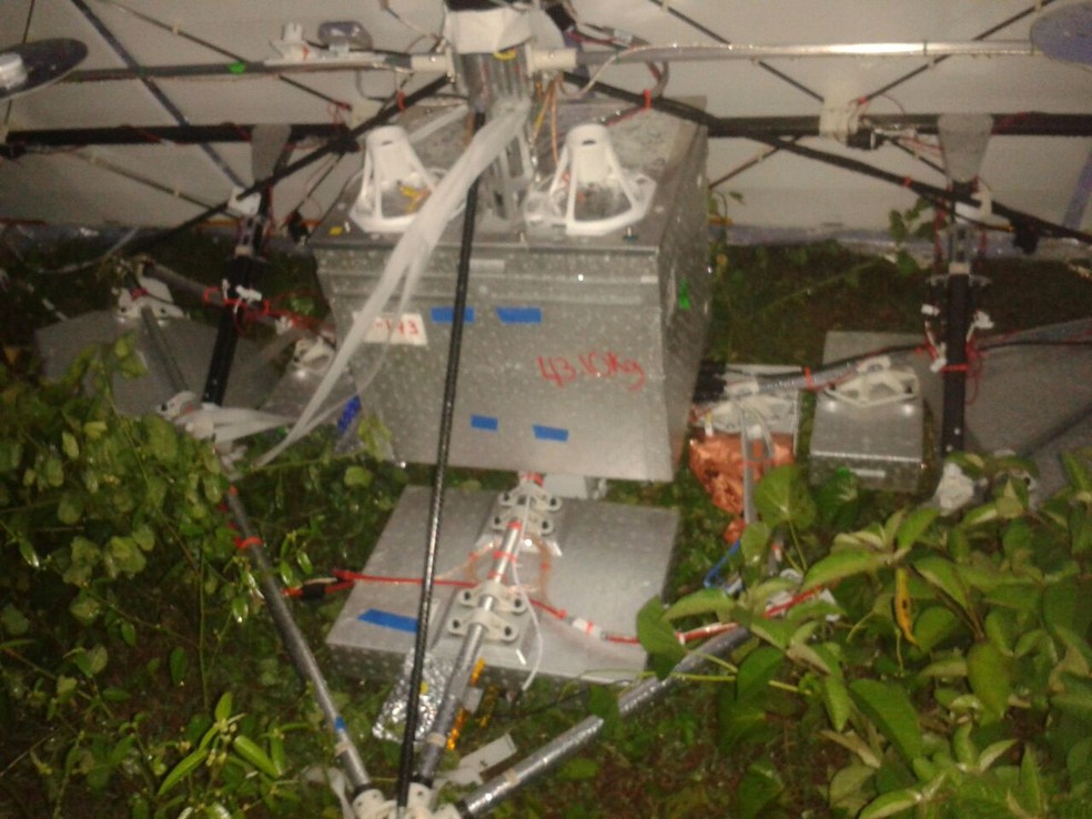 Segundo a polÃ­cia, equipamento colidiu em morro na regiÃ£o (Foto: DivulgaÃ§Ã£o / PolÃ­cia Militar)