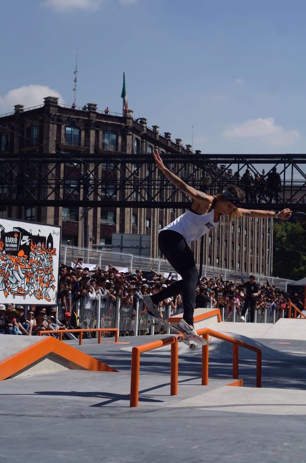 Leticia Bufoni descendo corrimão e levando fãs ao delírio (Foto: Nike SB México)