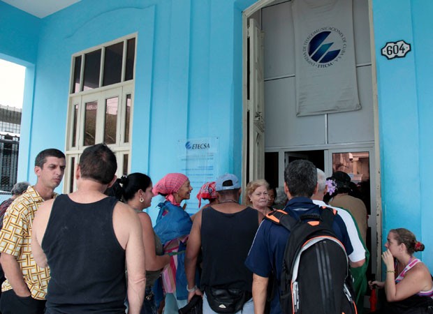 Cubanos esperam em fila para ter acesso à internet em Havana . (Foto: AFP)