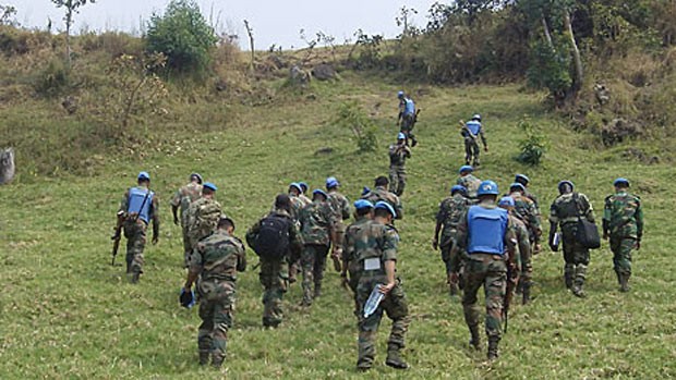 Soldados da ONU inspecionaram instalaes de defesa na montanha de Muningi (Foto: BBC)