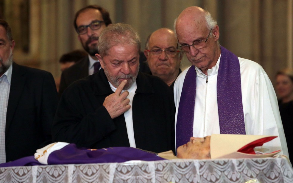  O ex-presidente Luis Inácio Lula da Silva ao lado do padre Júlio Lancellotti  durante o funeral do cardeal Dom Paulo Evaristo Arns, Arcebispo Emérito da Arquidiocese de São Paulo, na Catedral da Sé (Foto: Alex Silva/Estadão Conteúdo)