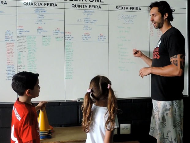Neto sempre mostra no quadro qual é o treino do dia (Foto: Júlia Garcia/G1)