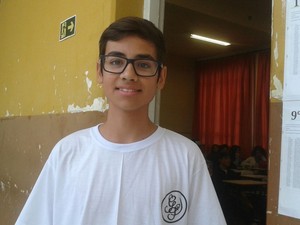 Victor Martins, de 14 anos, ajudou a mãe na padaria da família durante o período de greve (Foto: Adraina Justi/ G1)