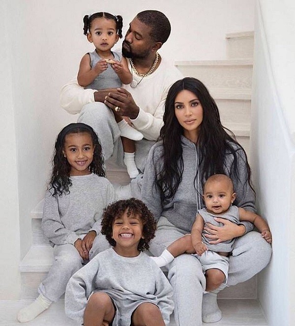 Kim Kardashian com Kanye West e seus quatro filhos (Foto: Instagram)