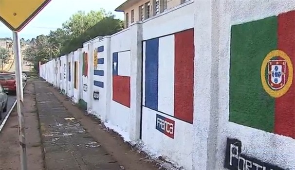 Escola é decorada com bandeiras dos países que participam do mundial (Foto: Reprodução/RPC TV)