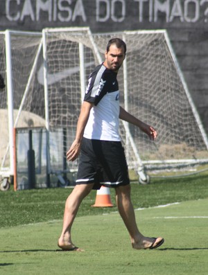 Danilo caminha no campo do CT na véspera do duelo contra o São Paulo (Foto: Cléber Akamine)