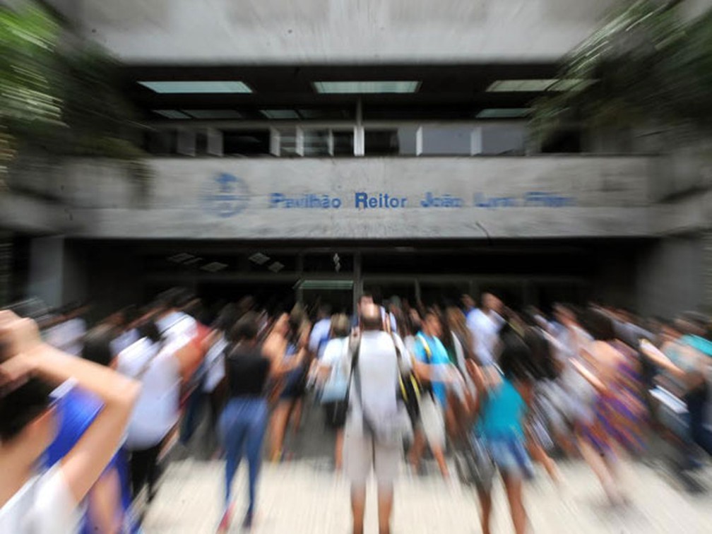 Entrada de alunos durante vestibular na Uerj (Foto: Alexandre Durão/G1)