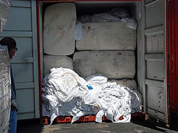 Contêineres com lixo hospitalar foram apreendidos em Suape em outubro de 2011. (Foto: Katherine Coutinho)