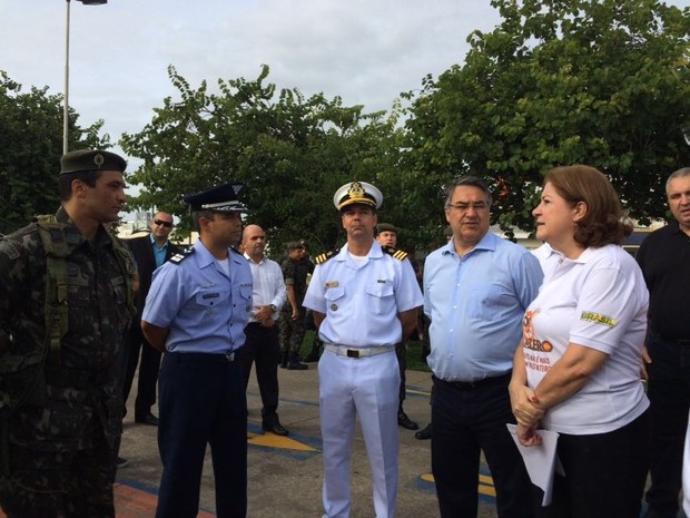 Miriam Belchior e Colombo se reuniram com representantes das Forças Armadas em Florianópolis (Foto: Joana Caldas/G1)