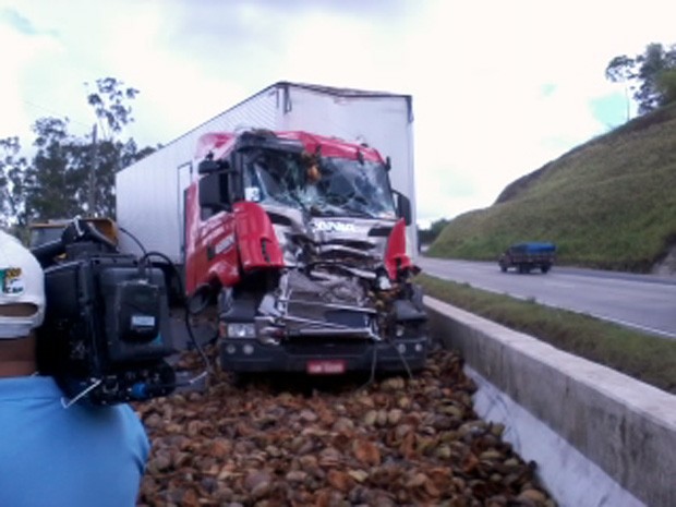 Caminhões precisam fazer desvio por conta de acidentes na BR-101 (Foto: Joselito Filho/Arquivo Pessoal)