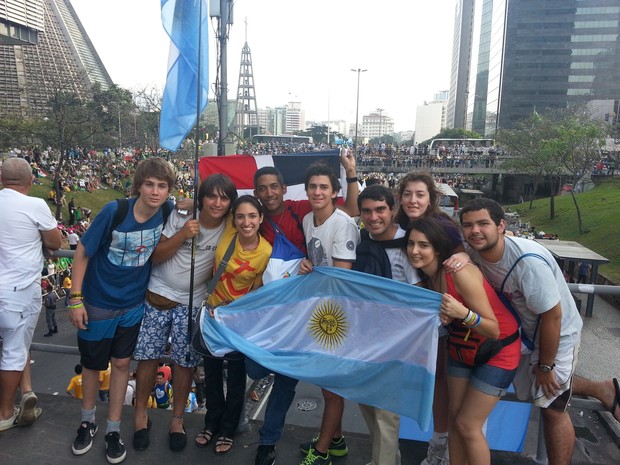 Grupo de peregrinos da Argentina revê o Papa que foi bispo da Arquidiocese de Buenos Aires (Foto: Andressa Gonçalves)