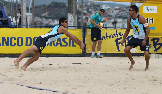 Vitor Felipe e Alvaro Filho seguem invictos na etapa de São José do Circuito Brasileiro de Vôlei de Praia (Foto: Paulo Franck/Divulgação CBV)