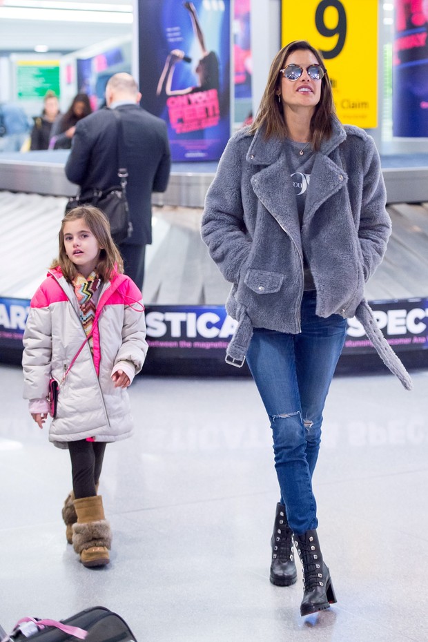 Alessandra Ambrosio e a filha, Anja Mazur, no aeroporto de Nova York (Foto: AKM)