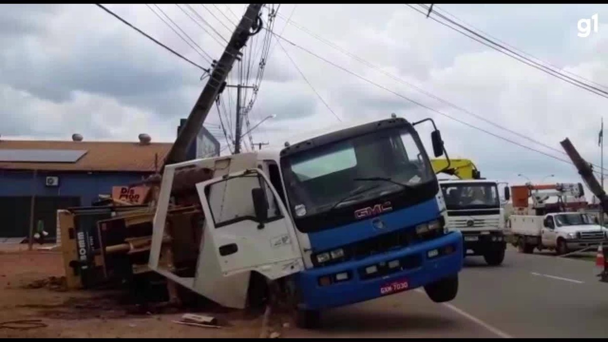 V Deo Caminh O Bate Em Poste Na Br Em Porto Velho Rond Nia G