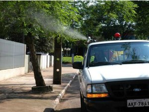 Em algumas cidades, fumacê ajuda a combater infestação do mosquito (Foto: AEN / Divulgação)