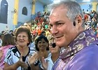 Padre que faz 'curas' é transferido e 
fiéis protestam (Reprodução/TV Globo)