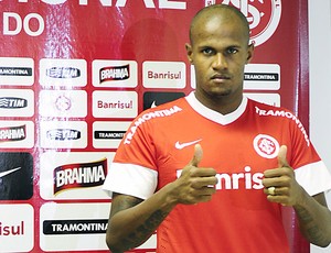 Volante Airton foi apresentado neste sábado pelo Internacional (Foto: Alexandre Lops/Internacional) Volante Airton foi apresentado neste sábado pelo Internacional (Foto: Alexandre Lops/Internacional)
