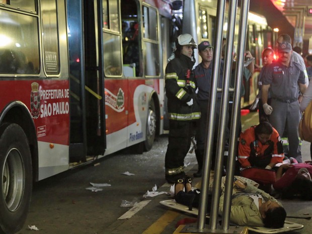 Uma colisão entre dois ônibus no Terminal Parque Dom Pedro II, no Centro de São Paulo, deixou feridos por volta das 17h45 desta quarta-feira (21). (Foto: Gabriela Biló/Futura Press)