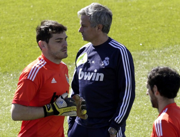 José Mourinho e casillas real madrid treino (Foto: Agência EFE) José Mourinho e casillas real madrid treino (Foto: Agência EFE)