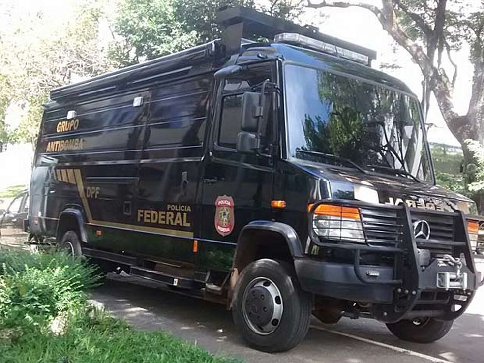 Caminhão do Grupo Antibomba da Polícia Federal estacionado em frente de prédio na Asa Norte, em Brasília (Foto: Isabella Calzolari/G1)