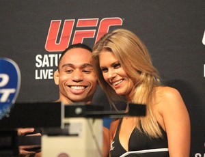 John Dodson e Chrissy Blair Pesagem UFC 166 (Foto: Evelyn Rodrigues)