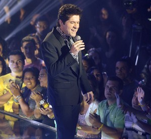 O sertanejo faz sua apresentação no The Voice (Foto: The Voice Brasil/TV Globo)