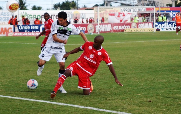 Magno Alves, do Ceará, e Fabinho, do América-RN, brigam pela bola na lateral (Foto: Augusto Gomes)