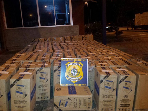 Cigarros apreendidos em Oliveira (Foto: Policia Rodoviária Federal/Divulgação) Cigarros apreendidos em Oliveira (Foto: Policia Rodoviária Federal/Divulgação)