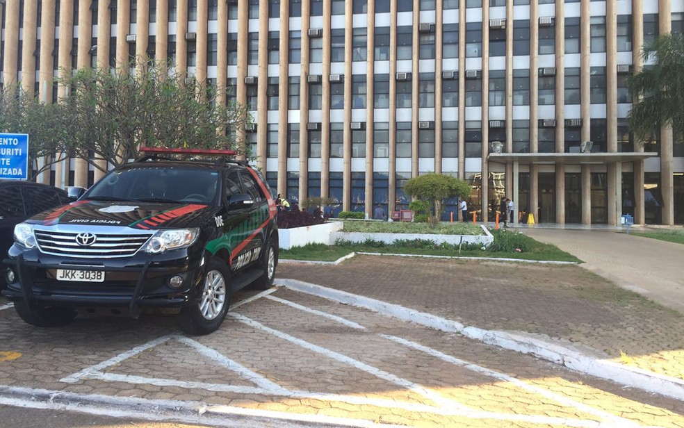 Carro da Polícia Civil diante do Palácio do Buriti (Foto: Alexandre Bastos/G1)