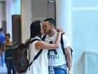 Belo e Gracyanne Barbosa trocam carinhos em aeroporto no Rio