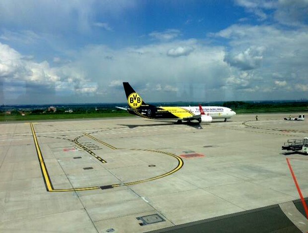 Avião borussia dortmund londres (Foto: Reprodução / Twitter)
