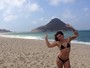Petra Mattar se diverte em foto de biquíni na praia