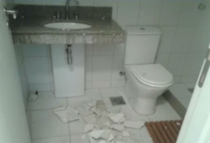 Banheiro inacabado na vila dos atletas rio 2016 (Foto: Reprodução TV Globo)
